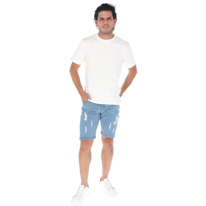 modelo masculino con camiseta blanca y shorts de mezclilla