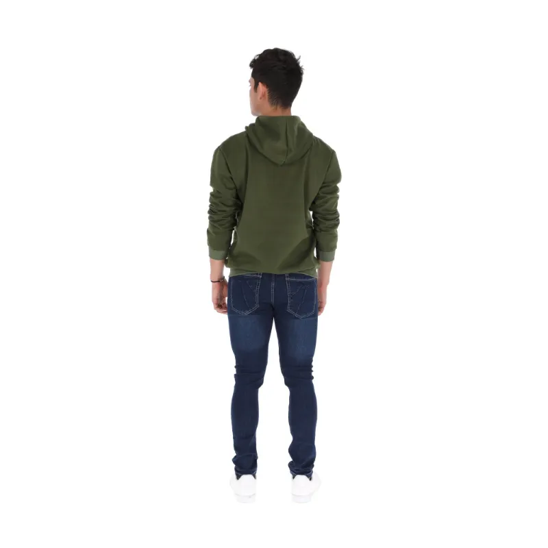 sudadera verde hombre espalda jeans ajustados comercio electrónico