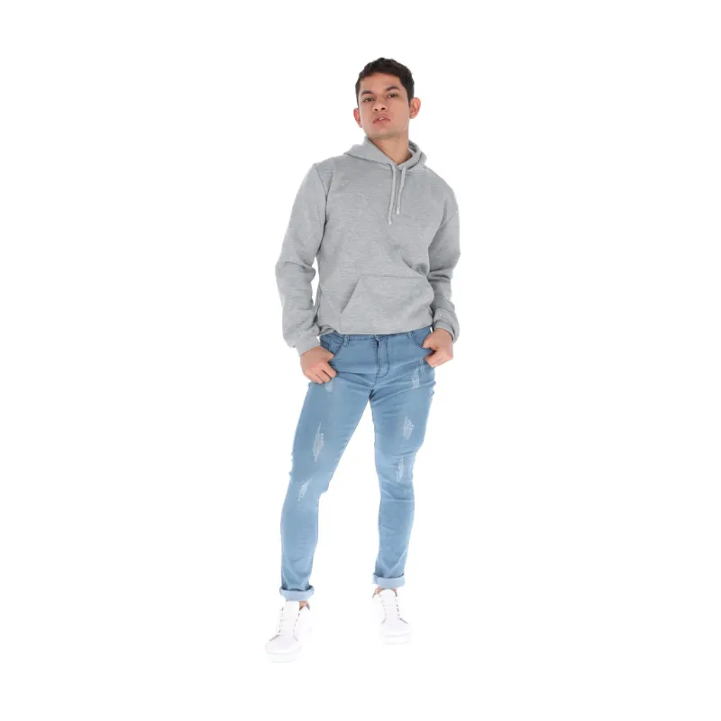 Modelo con sudadera gris y jeans ajustados