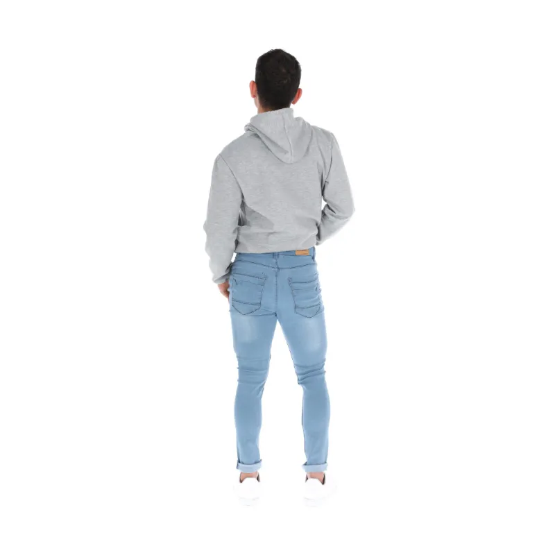 modelo de sudadera y jeans en ecommerce