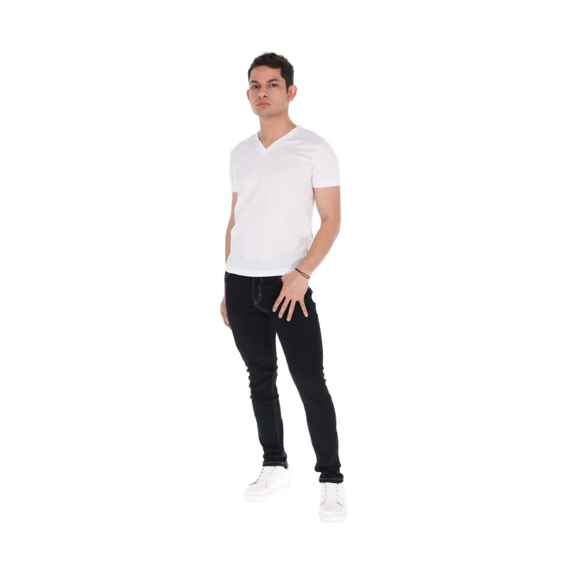 modelo masculino camiseta blanca jeans oscuros ecommerce moda
