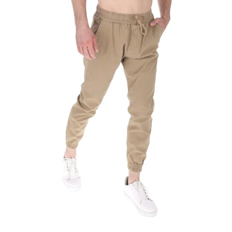 pantalón jogger de gabardina color beige pose 2