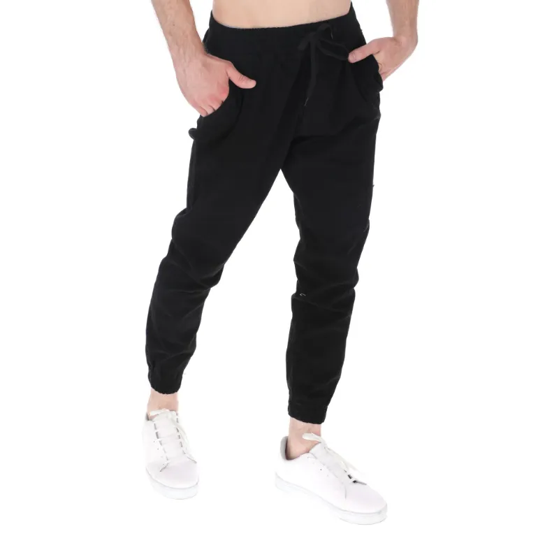 pantalón jogger de gabardina color negro pose 2