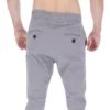 pantalón jogger de gabardina color gris zoom trasero