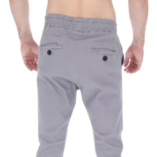 pantalón jogger de gabardina color gris zoom trasero