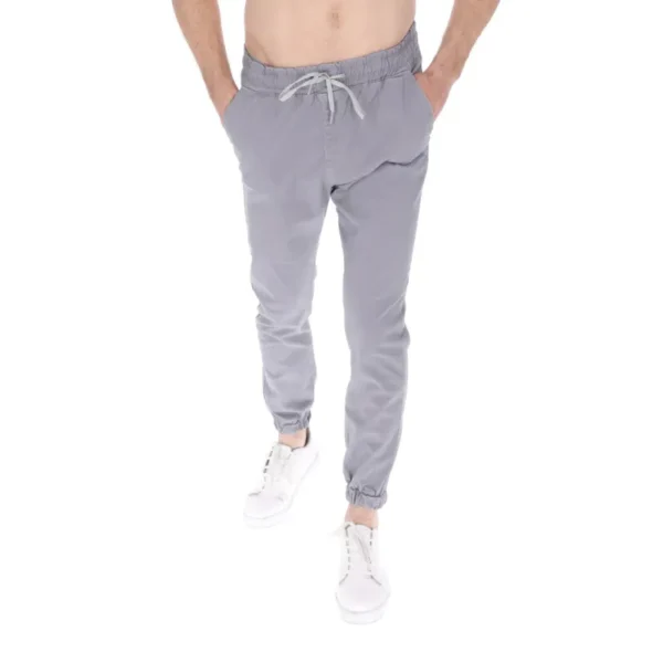 pantalón jogger de gabardina color gris pose 1