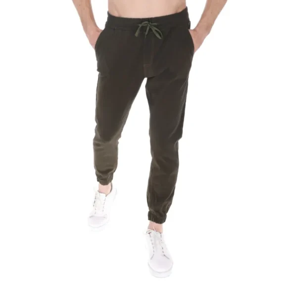 pantalón jogger de gabardina color verde militar pose 1