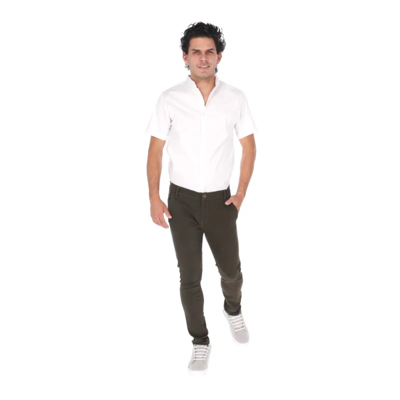 hombre con camisa blanca y pantalones oscuros moda masculina e-commerce casual sportivo
