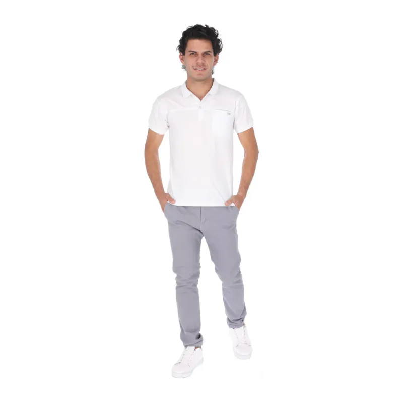 hombre joven con camiseta blanca y pantalón gris estilo casual para ecommerce