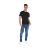Modelo masculino con camiseta negra jeans azules calzado deportivo moderno