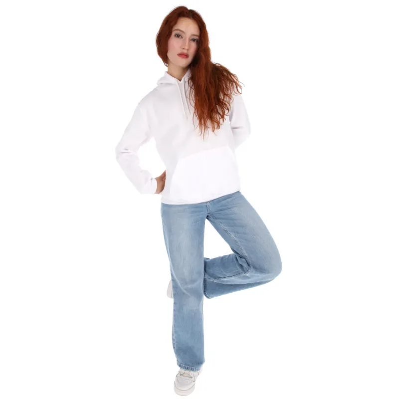 mujer vestida con sudadera blanca y jeans casuales