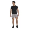 hombre con camiseta negra y shorts grises de deporte