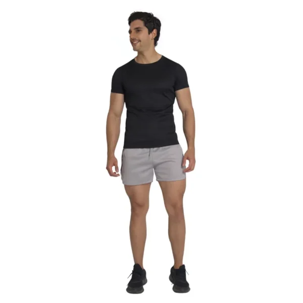 hombre con camiseta negra y shorts grises de deporte