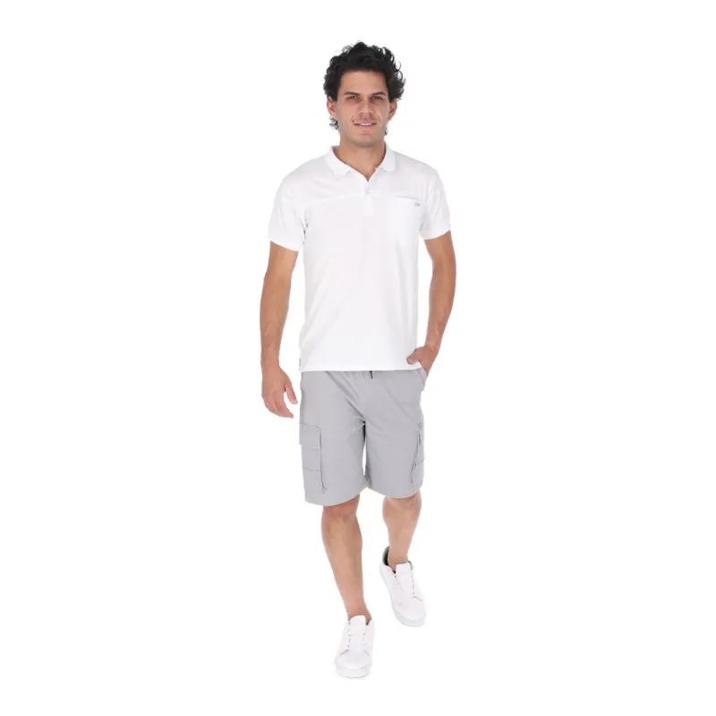 hombre usando camiseta blanca y pantalones cortos grises estilo casual