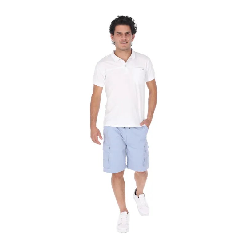 Hombre con camiseta blanca y shorts azules en e-commerce
