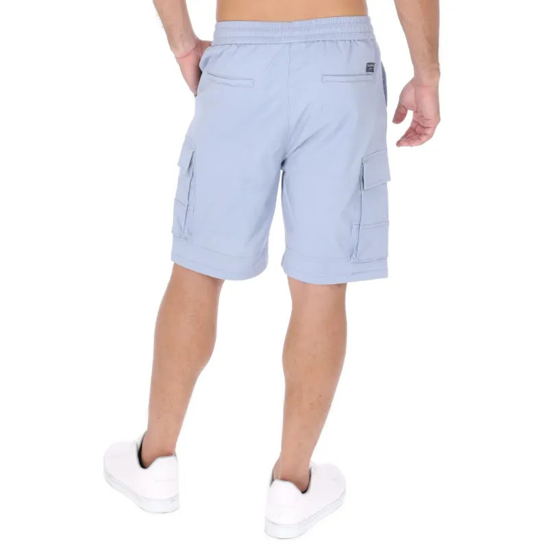 Bermuda cargo azul para hombre desde atrás