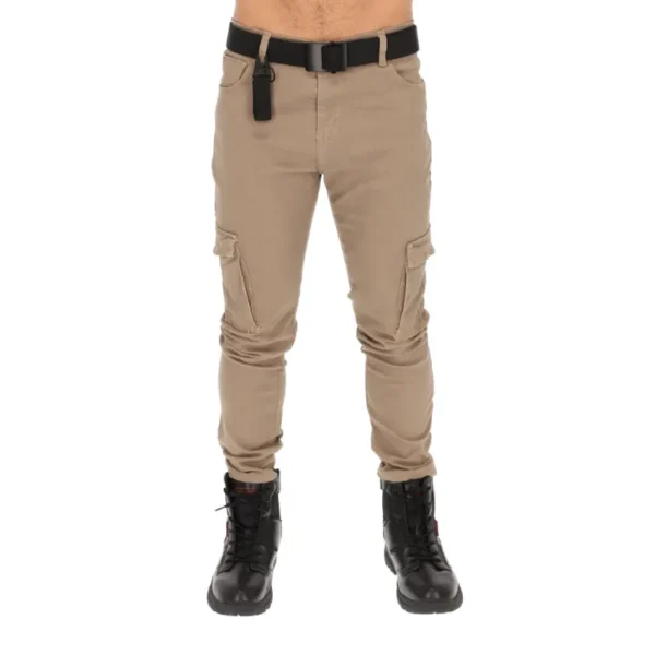 Pantalones cargo beige para hombre con botas