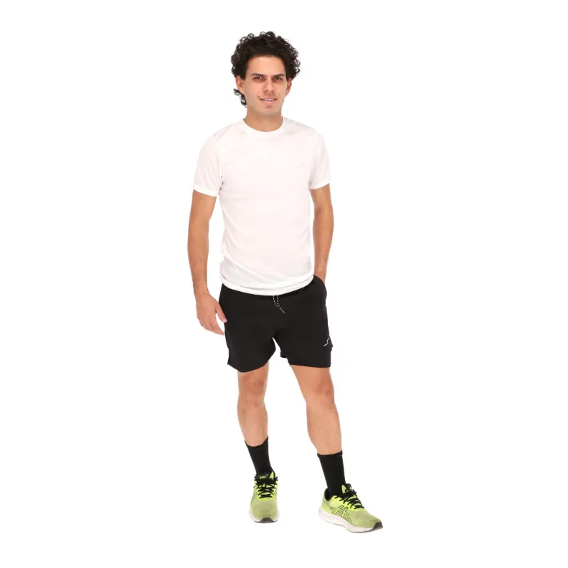 Hombre con camiseta blanca y shorts negros en tienda online