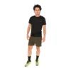 hombre modelo ropa deportiva camiseta negra shorts verdes entrenamiento fitness