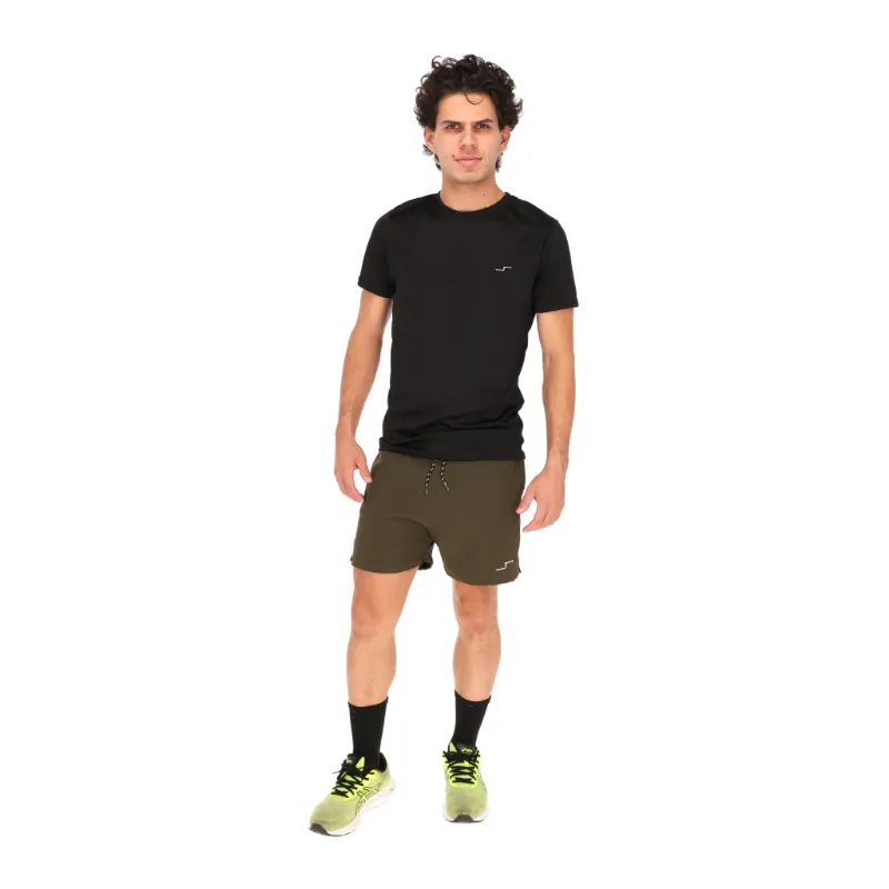 hombre modelo ropa deportiva camiseta negra shorts verdes entrenamiento fitness
