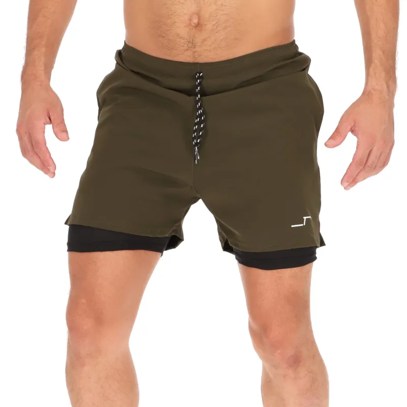 Pantalones cortos de deporte para hombre en color verde oliva.