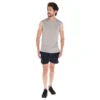 hombre modelo ropa deportiva camiseta sin mangas shorts deportivos sneakers