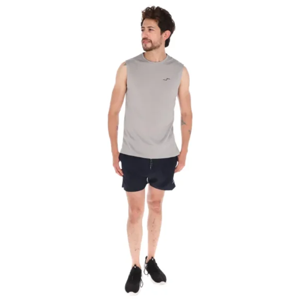 hombre modelo ropa deportiva camiseta sin mangas shorts deportivos sneakers