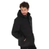 Modelo con chaqueta negra de invierno para hombre