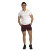 modelo masculino con camiseta y shorts deportivos, ropa de entrenamiento, moda activa, estilo casual, prendas funcionales, comodidad en el deporte, vestimenta para hacer ejercicio