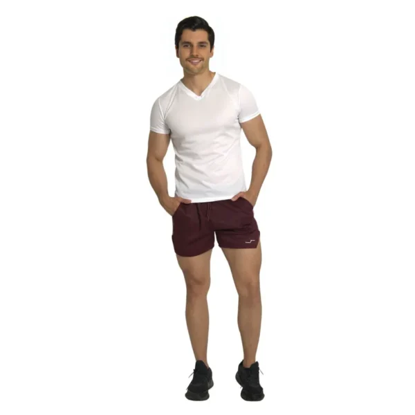 modelo masculino con camiseta y shorts deportivos, ropa de entrenamiento, moda activa, estilo casual, prendas funcionales, comodidad en el deporte, vestimenta para hacer ejercicio