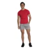 Hombre en camiseta roja y shorts grises de deporte