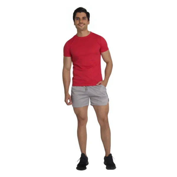Hombre en camiseta roja y shorts grises de deporte