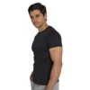 Camiseta negra ajustada para hombre en modelo
